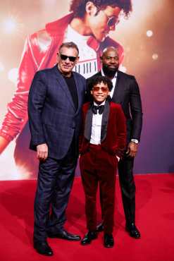 Berlin (Germany), 10/04/2026.- (L-R) English film producer Graham King, US actor Juliano Krue Valdi and US director Antoine Fuqua pose on the red carpet while arriving for the premiere of the film 'Michael' in Berlin, Germany, 10 April 2026. The Michael Jackson biopic screens in cinemas from 22 April 2026. (Alemania) EFE/EPA/CLEMENS BILAN
