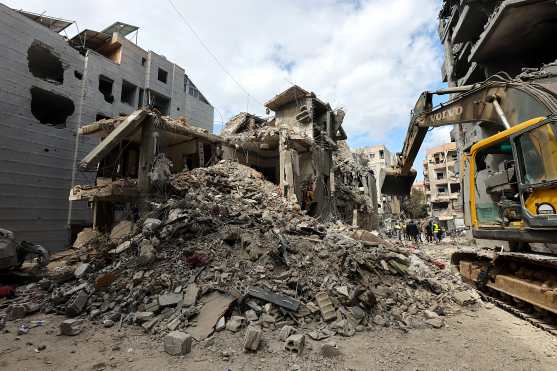 BEIRUT (Lebanon), 10/04/2026.- A bulldozer clears the rubble around buildings hit by recent Israeli air strikes, as seen during a press tour organized by the Hezbollah media office, in the Five Wings residential area, in the southern suburbs of Beirut, Lebanon, 10 April 2026. According to the Lebanese Ministry of Public Health, Israeli attacks across Lebanon have killed at least 1,888 people and injured more than 6,092 others since the start of renewed hostilities between Israel and Hezbollah on 02 March 2026. (Líbano, Hizbulá/Hezbolá) EFE/EPA/WAEL HAMZEH