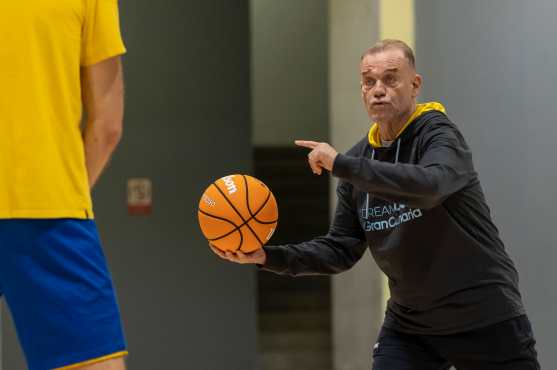 GRAFCAN2417. LAS PALMAS DE GRAN CANARIA, 10/04/2026.- El nuevo entrenador del Dreamland Gran Canaria, Néstor "Che" García, durante el entrenamiento que realizó este viernes con el equipo, previo al partido que disputarán el domingo contra el Baskonia. EFE/ Quique Curbelo