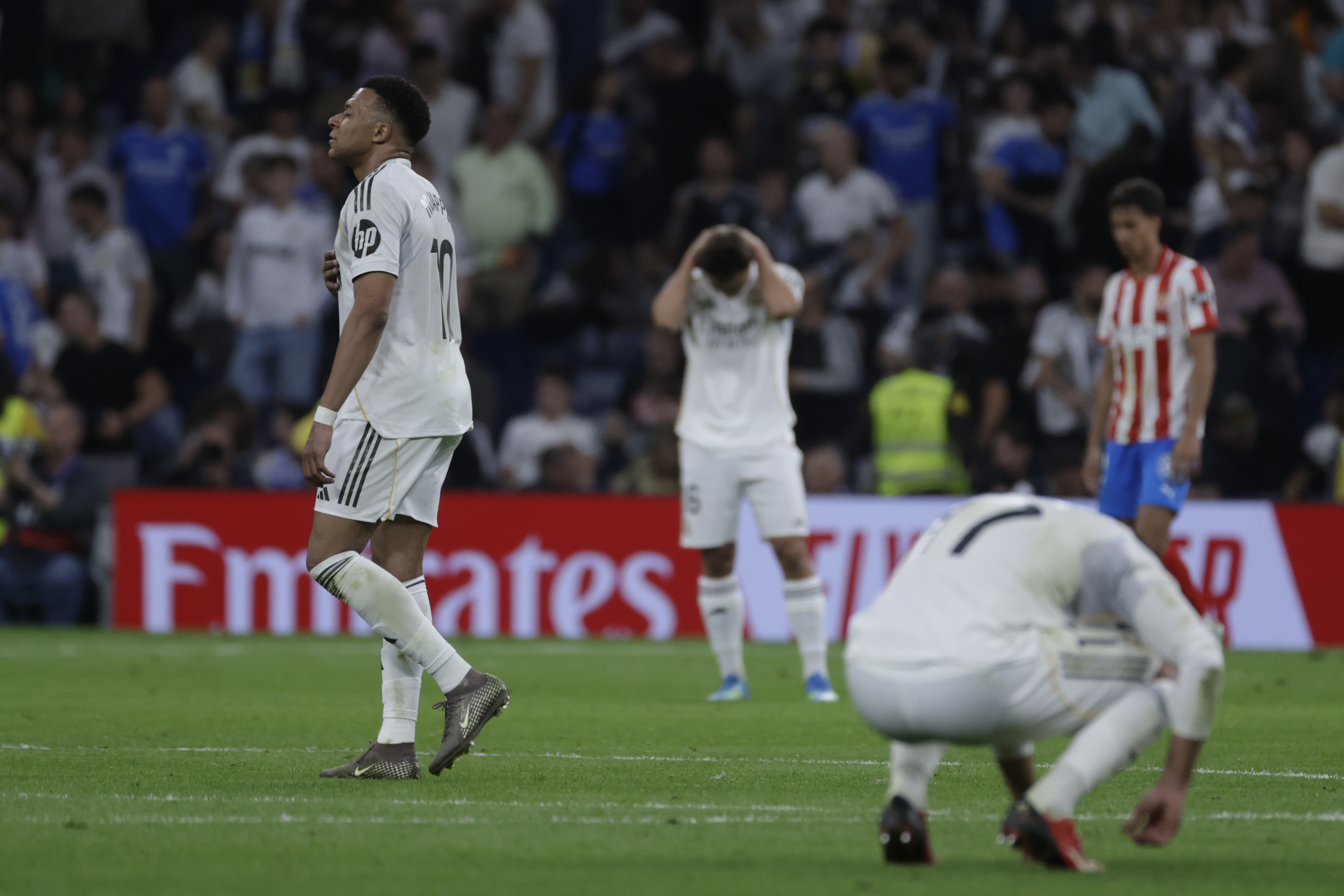 MADRID, 10/04/2026.- Los jugadores del Real Madrid, al término del partido de LaLiga EA Sports que Real Madrid y Girona FC han disputado este viernes en el estadio Santiago Bernabéu. EFE/Juanjo Martín