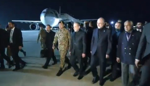 Abbas Araghchi y Mohammad Bagher Qalibaf llegan a Islamabad, Pakistán. Imagen de video oficial. Crédito: @ForeignOfficePk / EFE