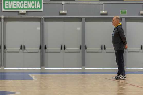 GRAFCAN2417. LAS PALMAS DE GRAN CANARIA, 10/04/2026.- El nuevo entrenador del Dreamland Gran Canaria, Néstor "Che" García, durante el entrenamiento que realizó este viernes con el equipo, previo al partido que disputarán el domingo contra el Baskonia. EFE/ Quique Curbelo