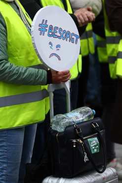 MUNICH (Germany), 10/04/2026.- A person holds a banner reading 'worried' during a Lufthansa strike at the Munich International Airport in Munich, Germany, 10 April 2026. The UFO cabin crew union has called on its members at Lufthansa and Lufthansa CityLine to strike for one day, to press their demands for better wages. (Alemania) EFE/EPA/ANNA SZILAGYI