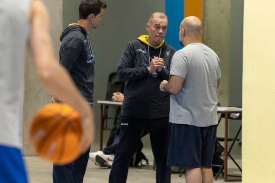 GRAFCAN2417. LAS PALMAS DE GRAN CANARIA, 10/04/2026.- El nuevo entrenador del Dreamland Gran Canaria, Néstor "Che" García, (c) y el segundo entrenador Víctor García (d) durante el entrenamiento que realizó este viernes con el equipo, previo al partido que disputarán el domingo contra el Baskonia. EFE/ Quique Curbelo