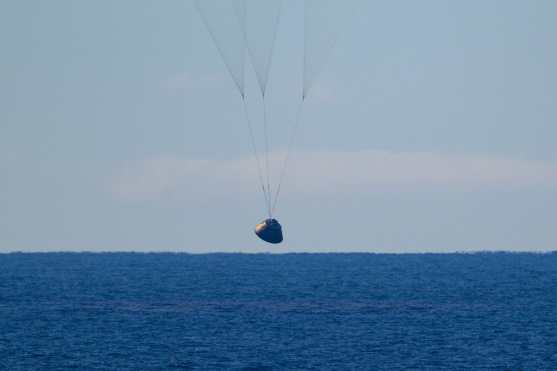 USA9805. SAN DIEGO (ESTADOS UNIDOS), 10/04/2026.- Fotografía cedida por la NASA del amerizaje de la cápsula Orion, con la tripulación de Artemis II, este viernes, en el océano Pacífico frente a la costa de California (EE.UU.). EFE/ Bill Ingalls/NASA /SOLO USO EDITORIAL /NO VENTAS /SOLO DISPONIBLE PARA ILUSTRAR LA NOTICIA QUE ACOMPAÑA /CRÉDITO OBLIGATORIO
