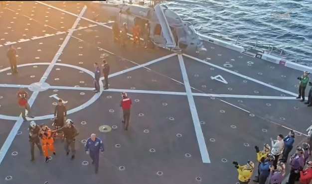 AME2300. BOGOTÁ (COLOMBIA), 10/04/2026.- Captura de una transmisión de la NASA de la especialista de la misión Artemis II, Christina Koch (2-i), este viernes, en un buque de la Marina de EE. UU. en el Pacífico frente a la costa de California (EE.UU.). EFE/ NASA /SOLO USO EDITORIAL /NO VENTAS /SOLO DISPONIBLE PARA ILUSTRAR LA NOTICIA QUE ACOMPAÑA /CRÉDITO OBLIGATORIO