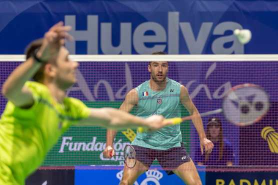 HUELVA, 11/04/2026.- El francés Christo Popov (i), durante el partido individual masculino frente al francés Toma Popov (d), en el Campeonato de Europa de bádminton disputado este sábado en el Palacio de los Deportes 'Carolina Marín', en Huelva. EFE/Alberto Díaz