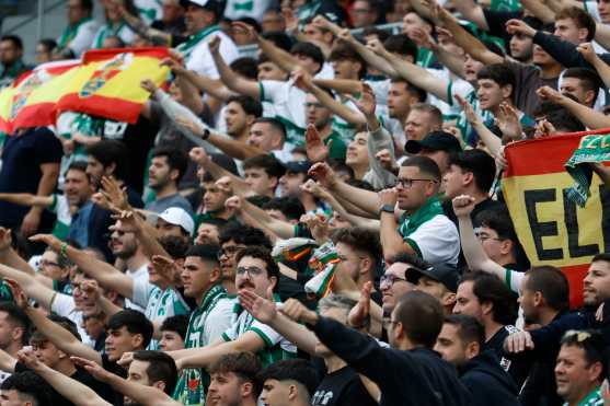 ELCHE (ALICANTE), 11/04/2026.- Aficionados durante el partido de la jornada 31 de LaLiga EA Sports entre el Elche y el Valencia, este sábado en el estadio Martínez Valero en Elche.-EFE/ Pablo Miranzo
