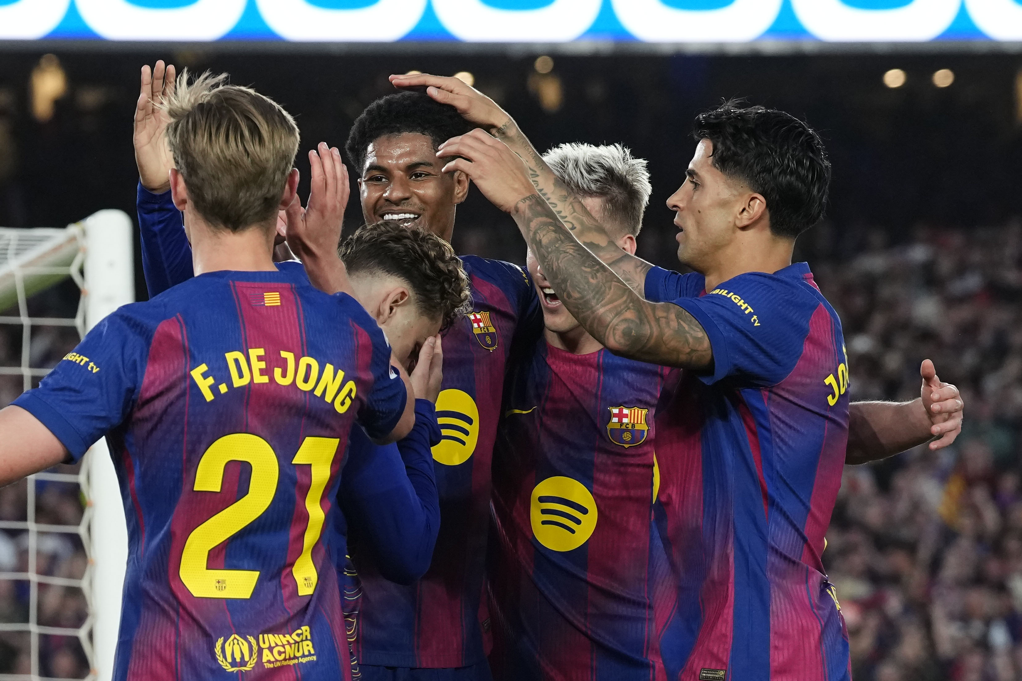 BARCELONA, 11/04/2026.- Los jugadores del Barcelona celebran el 4-1, durante el partido de la jornada 31 de LaLiga EA Sports que FC Barcelona y RCD Espanyol disputan este sábado en el Camp Nou. EFE/Enric Fontcuberta