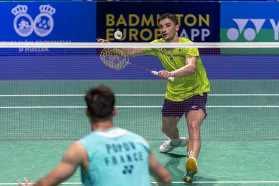 HUELVA, 11/04/2026.- El francés Christo Popov (d), durante el partido individual masculino frente al francés Toma Popov, en el Campeonato de Europa de bádminton disputado este sábado en el Palacio de los Deportes 'Carolina Marín', en Huelva. EFE/Alberto Díaz