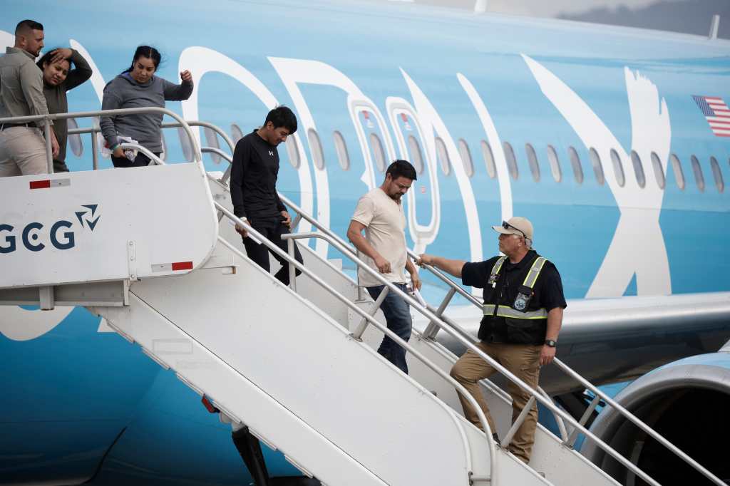 The United States would impose new limitations on migrants accessing financial products. (Free Press Photo: EFE)