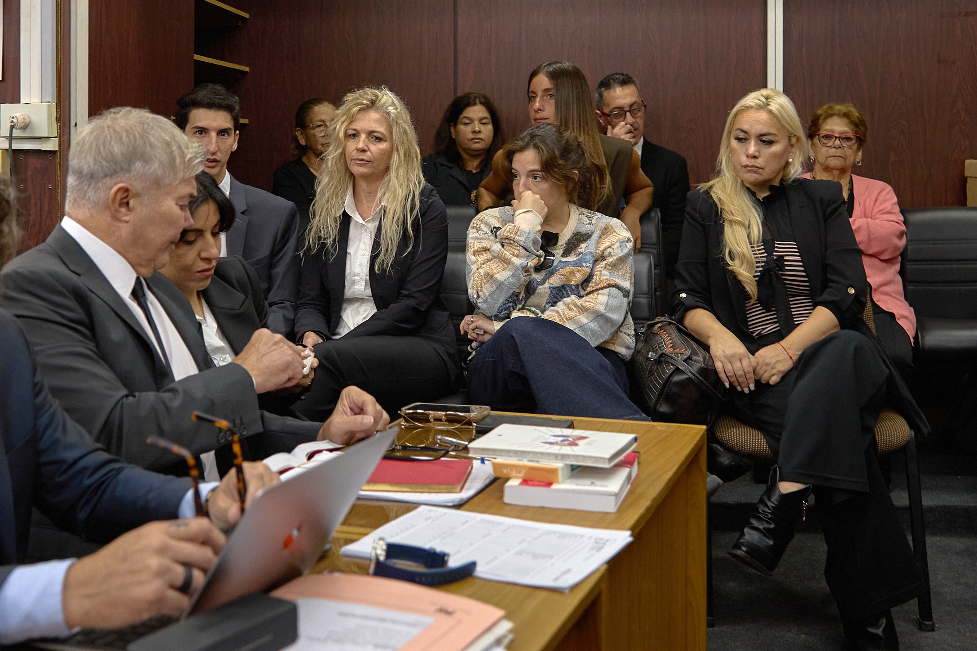 Fernando Burlando, abogado de la familia Maradona, Gianina Maradona, Dalma Maradona  y Verónica Ojeda, exesposa de Maradona, asisten al tribunal de San Isidro este martes, en Buenos Aires. (Foto Prensa Libre: EFE/ Adan Gonzalez).