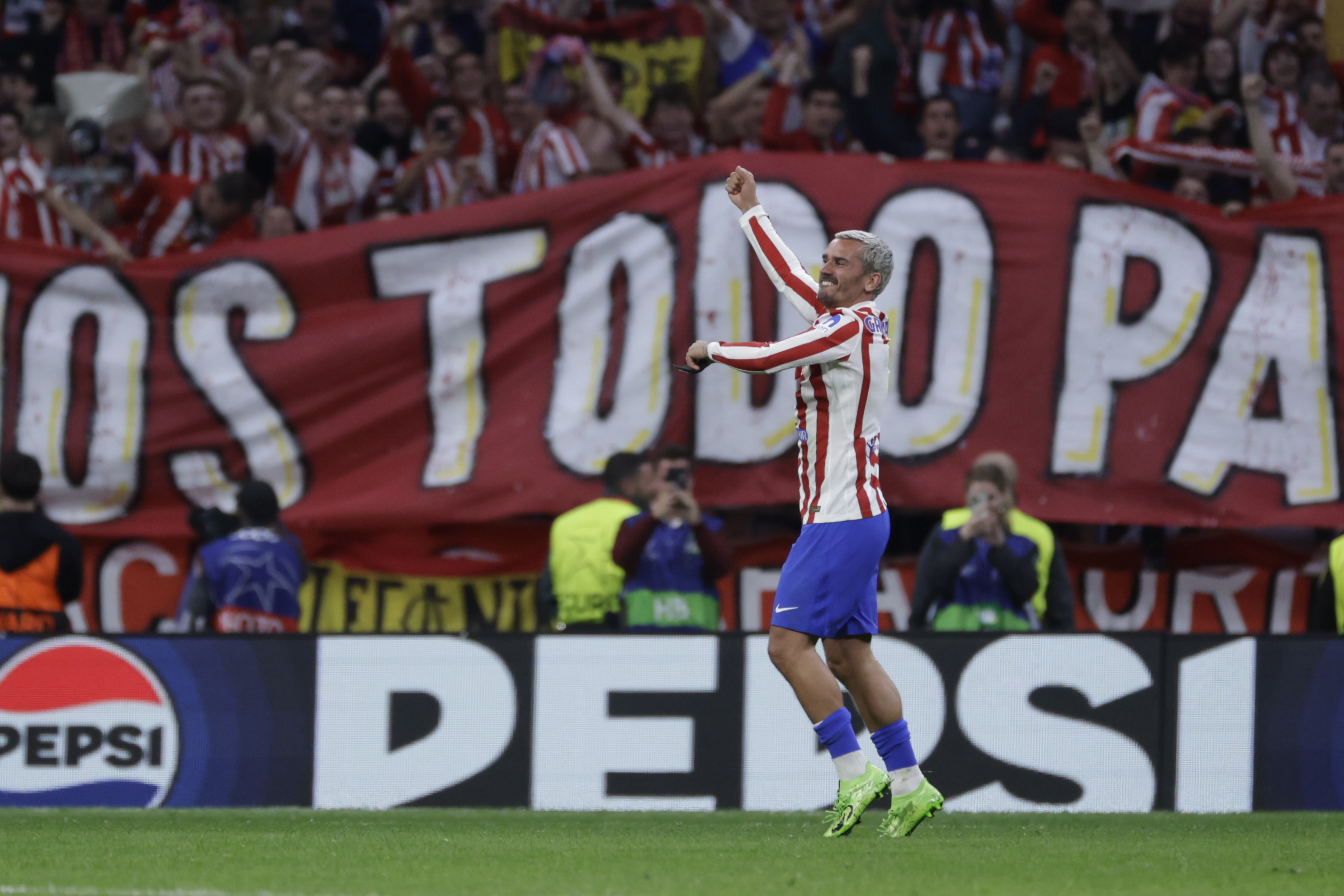 MADRID, 14/04/2026.- El delantero del Atlético de Madrid Antoine Griezmann celebra con la afición al finalizar el partido de vuelta de cuartos de final de Liga de Campeones que Atlético de Madrid y FC Barcelona disputaron este martes en el estadio Metropolitano, en Madrid. EFE/Juanjo Martín