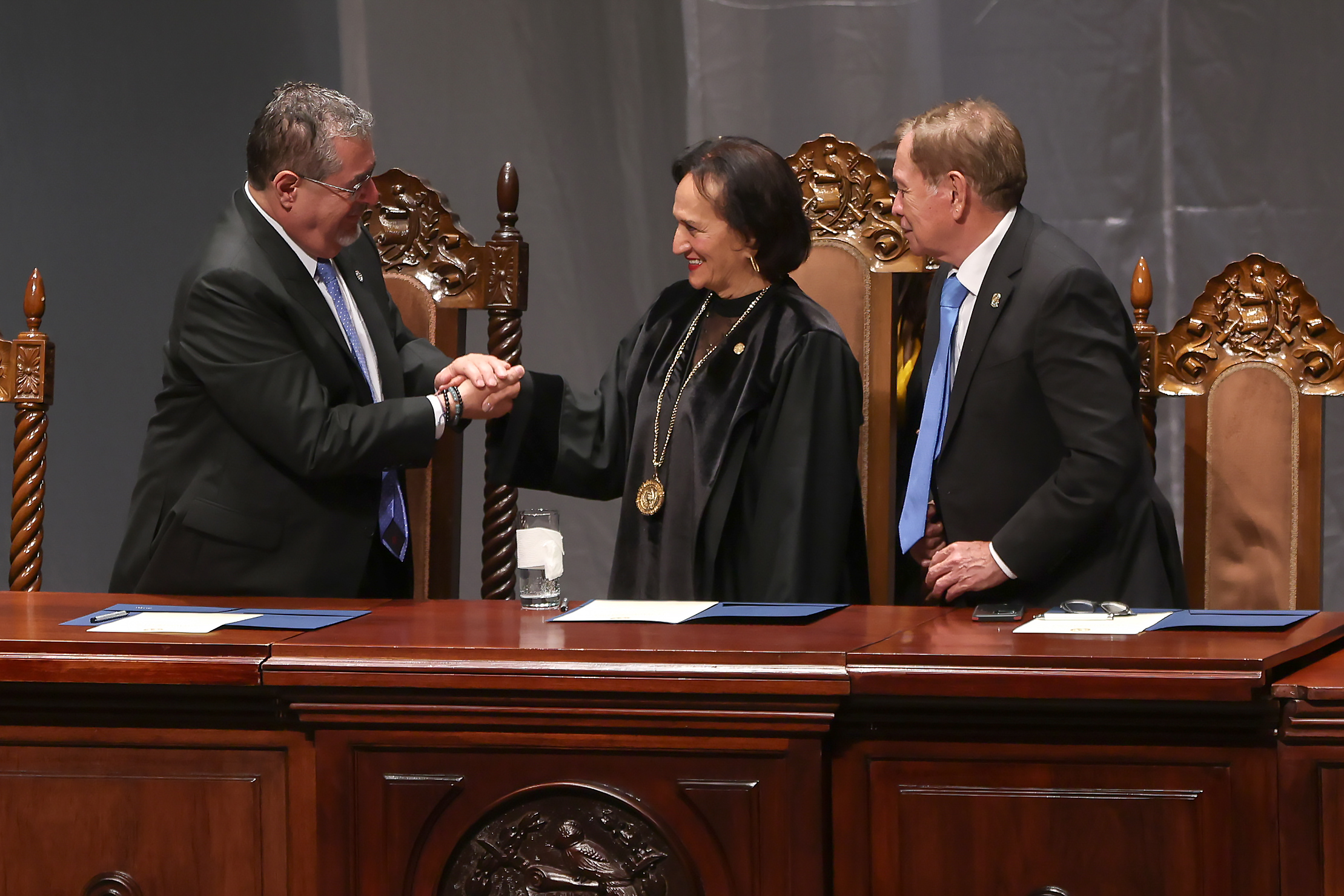 AME3366. CIUDAD DE GUATEMALA (GUATEMALA), 14/04/2026.- El presidente de Guatemala, Bernardo Arevalo de León (i); saluda a la nueva magistrada y presidenta de la Corte de Constitucionalidad, Anabella Morfín (c); junto al presidente del Congreso de la República, Luis Contreras (d); durante la toma de posesión de los nuevos altos cargos de la Corte de Constitucionalidad este lunes, en Ciudad de Guatemala (Guatemala). Los nuevos magistrados de la Corte de Constitucionalidad, el máximo tribunal de Guatemala y pieza clave para la defensa de la democracia en el país, asumieron sus cargos para el periodo 2026-2031. EFE/ Mariano Macz