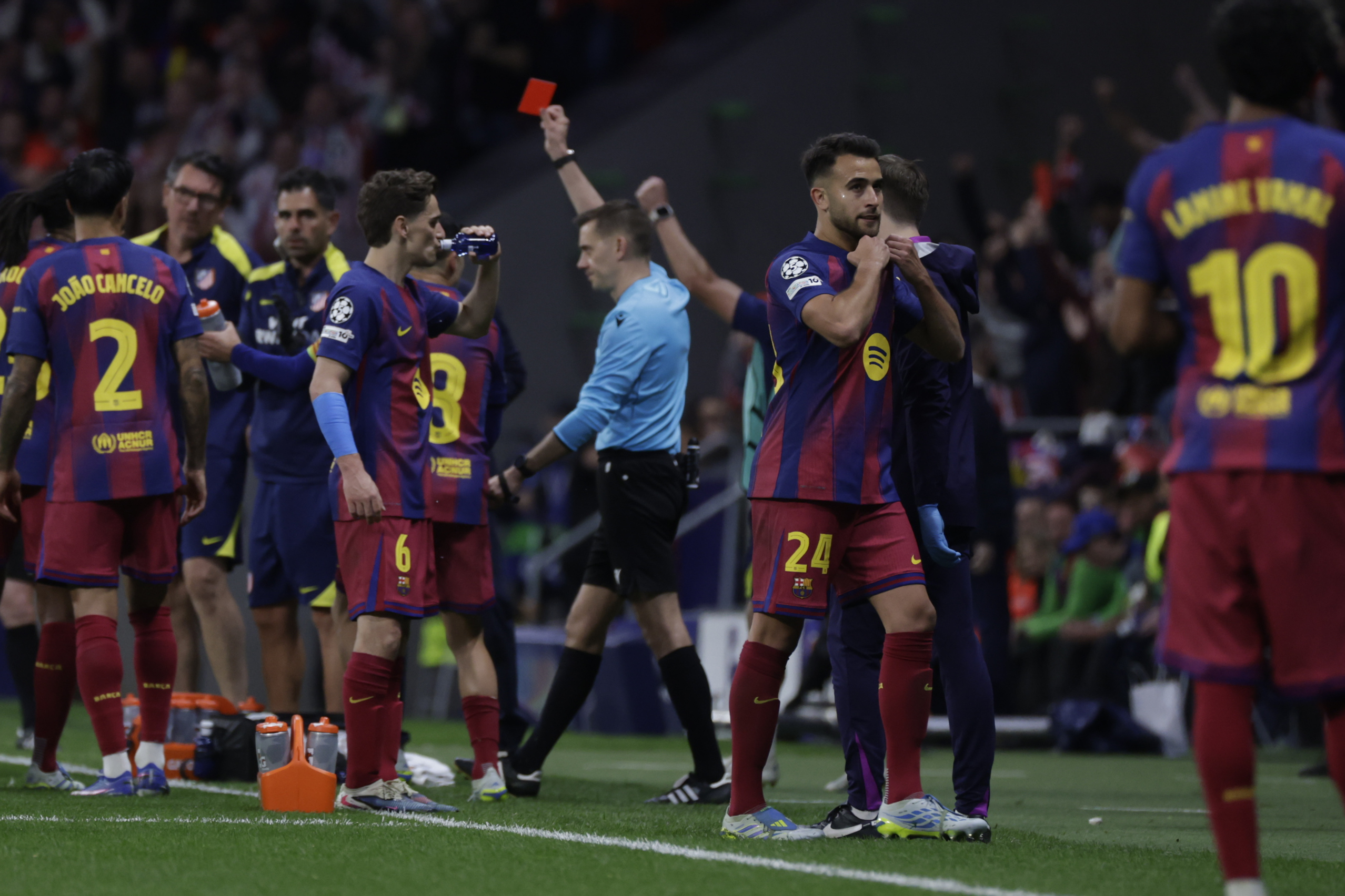 MADRID, 14/04/2026. El colegiado muestra tarjeta roja al defensa del FC Barcelona, Eric García, durante el encuentro correspondiente a la vuelta de los cuartos de final de la Liga de Campeones que disputan este martes Atlético de Madrid y FC Barcelona en el estadio Metropolitano, en Madrid. EFE / Juanjo Martín.