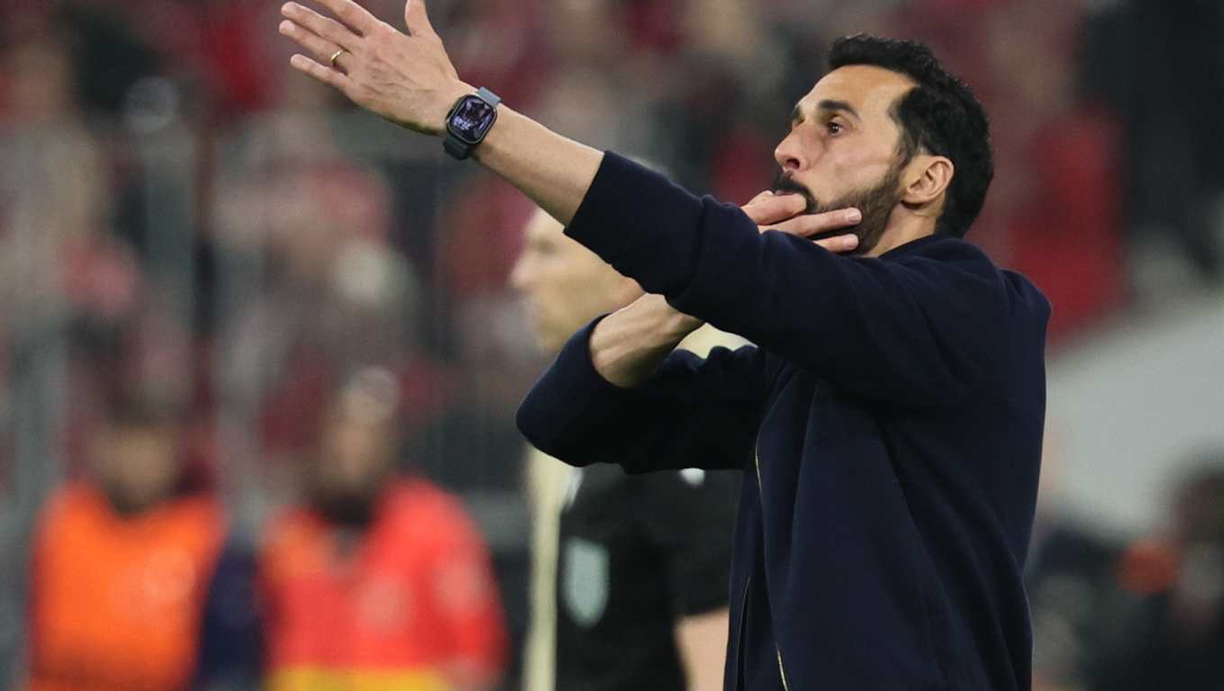 MUNICH (Germany), 15/04/2026.- Real Madrid's head coach Alvaro Arbeloa whistles during the UEFA Champions League quarter-finals, 2nd leg match FC Bayern Munich against Real Madrid, in Munich, Germany, 15 April 2026. (Liga de Campeones, Alemania) EFE/EPA/RONALD WITTEK