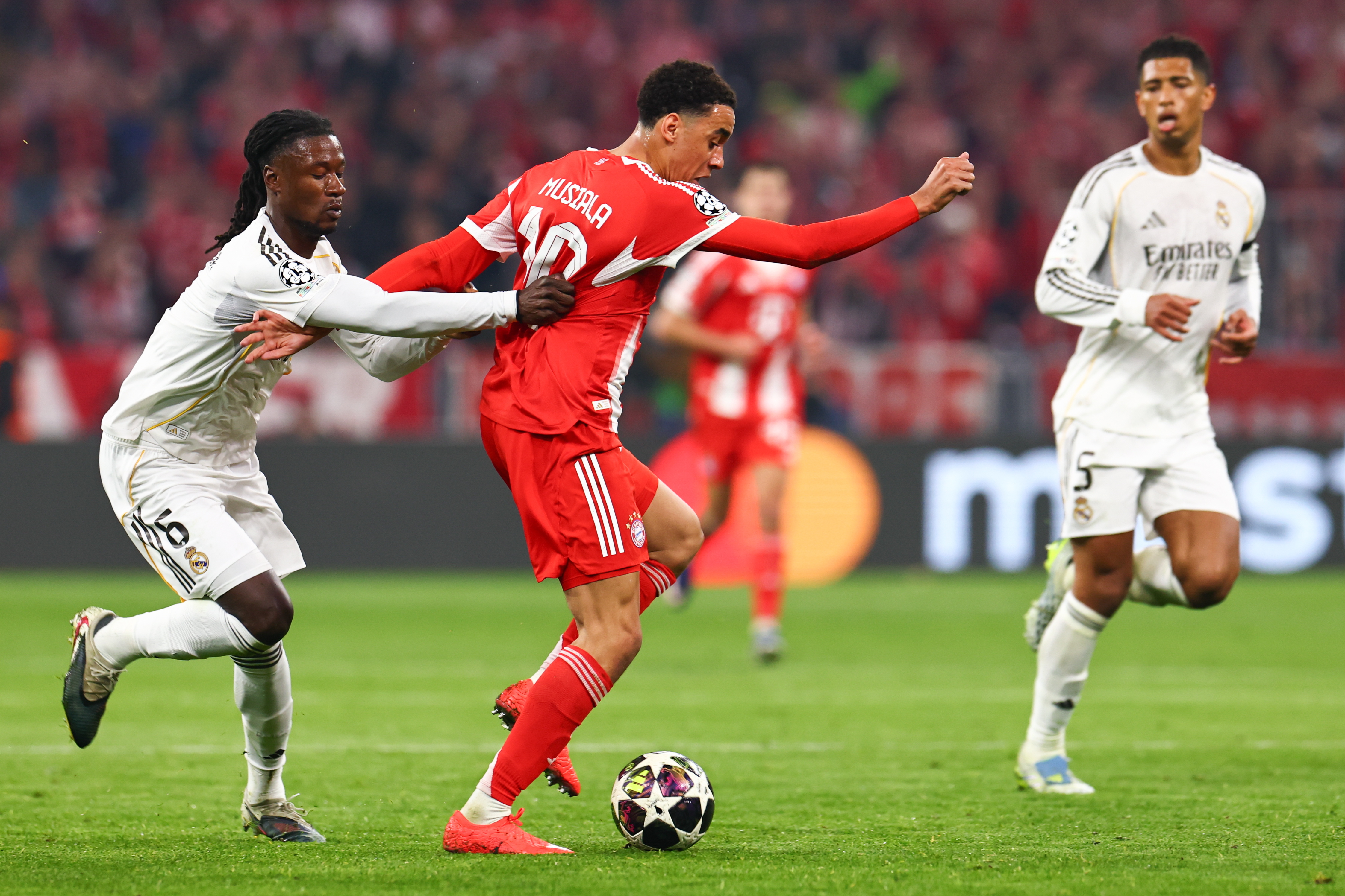 MUNICH (Germany), 15/04/2026.- Eduardo Camavinga (L) of Real Madrid in action against Jamal Musiala of Bayern Munich during the UEFA Champions League quarter-finals, 2nd leg match FC Bayern Munich against Real Madrid, in Munich, Germany, 15 April 2026. (Liga de Campeones, Alemania) EFE/EPA/ANNA SZILAGYI
