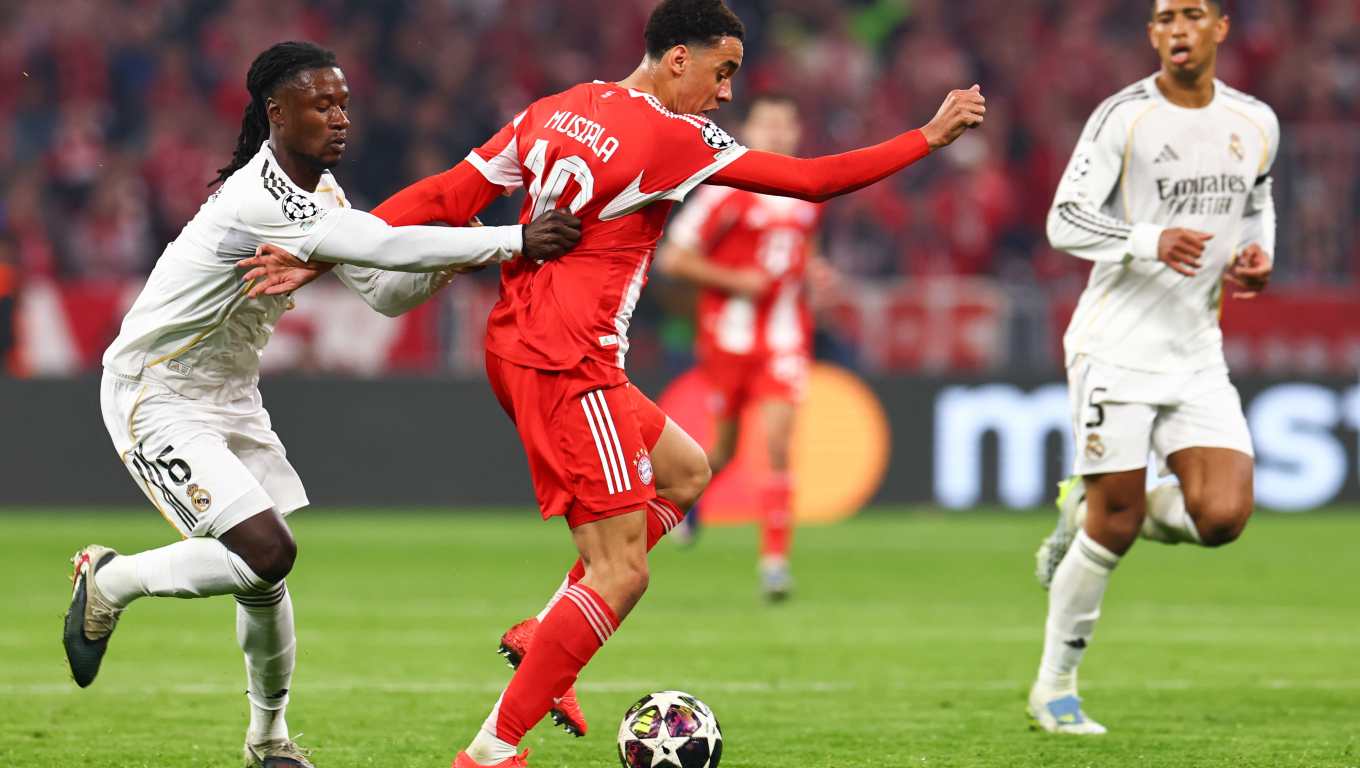 MUNICH (Germany), 15/04/2026.- Eduardo Camavinga (L) of Real Madrid in action against Jamal Musiala of Bayern Munich during the UEFA Champions League quarter-finals, 2nd leg match FC Bayern Munich against Real Madrid, in Munich, Germany, 15 April 2026. (Liga de Campeones, Alemania) EFE/EPA/ANNA SZILAGYI