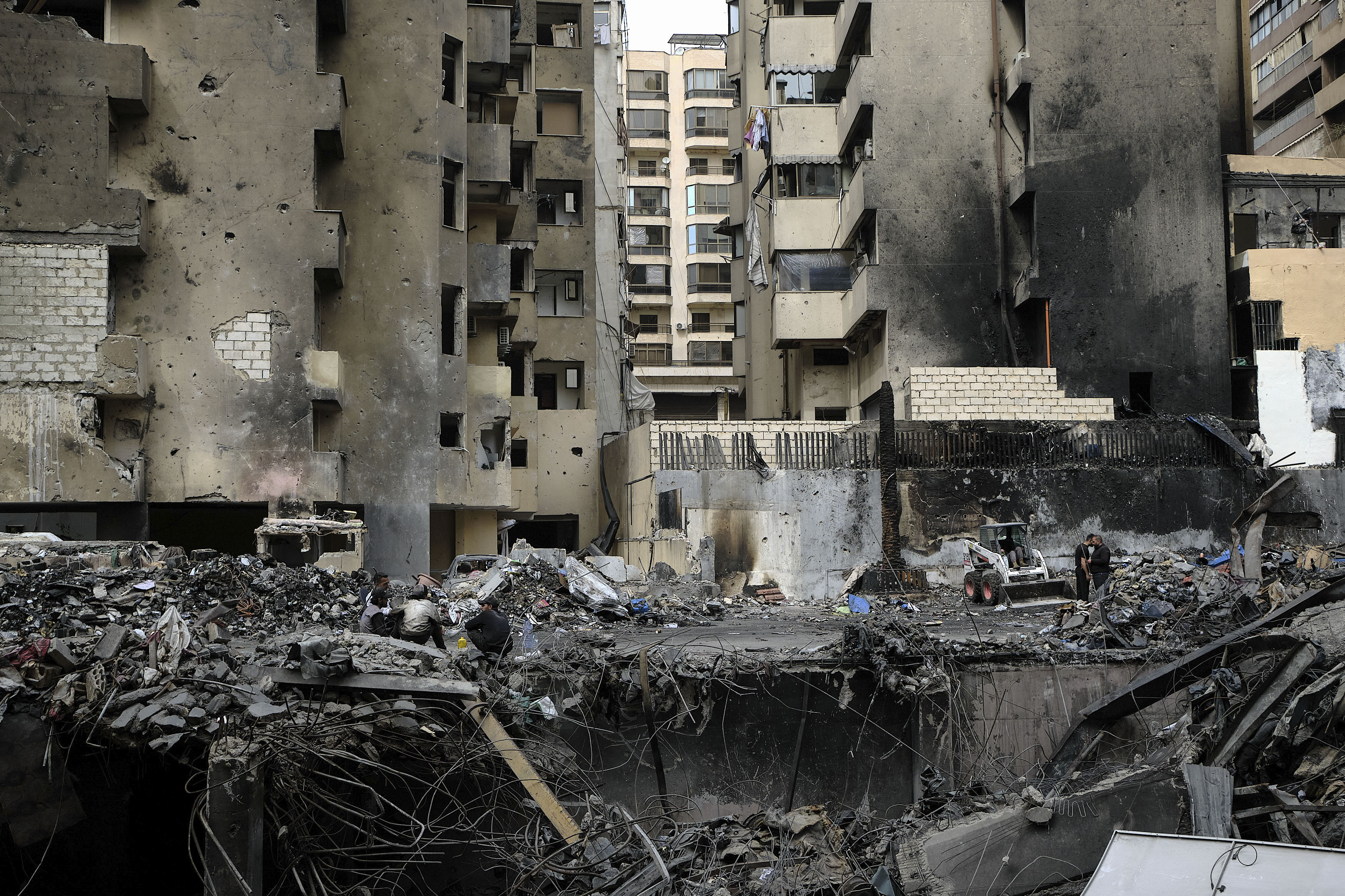 Beirut continúa retirando escombros de edificios destruidos cuando se cumple una semana de los bombardeos simultaneos israelies que golpearon todo Líbano el pasado miércoles y que dejó más de 400 muertos y más de un millar de heridos en todo el país. (Foto Prensa Libre: EFE / Edgar Gutiérrez).