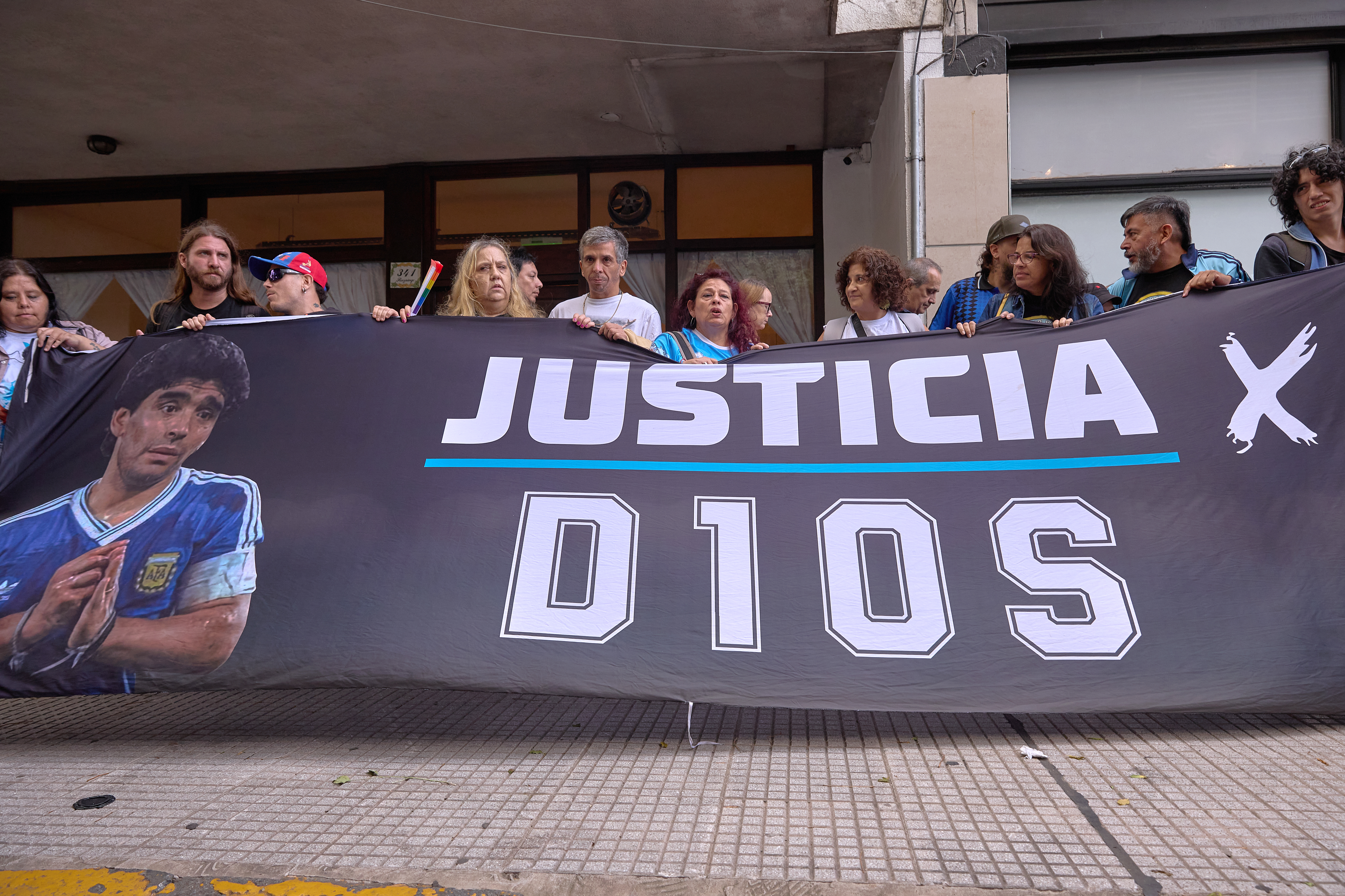 FOTODELDÍA AME3293. BUENOS AIRES (ARGENTINA), 14/04/2026.- Simpatizantes de Diego Armando Maradona, se manifiestan afuera del tribunal de San Isidro este martes, en Buenos Aires (Argentina). El segundo juicio por la muerte de Diego Armando Maradona contra siete trabajadores de la salud, tras la anulación del primero en mayo de 2025, comenzó en un tribunal con la presencia de la familia del astro. EFE/ Adan Gonzalez