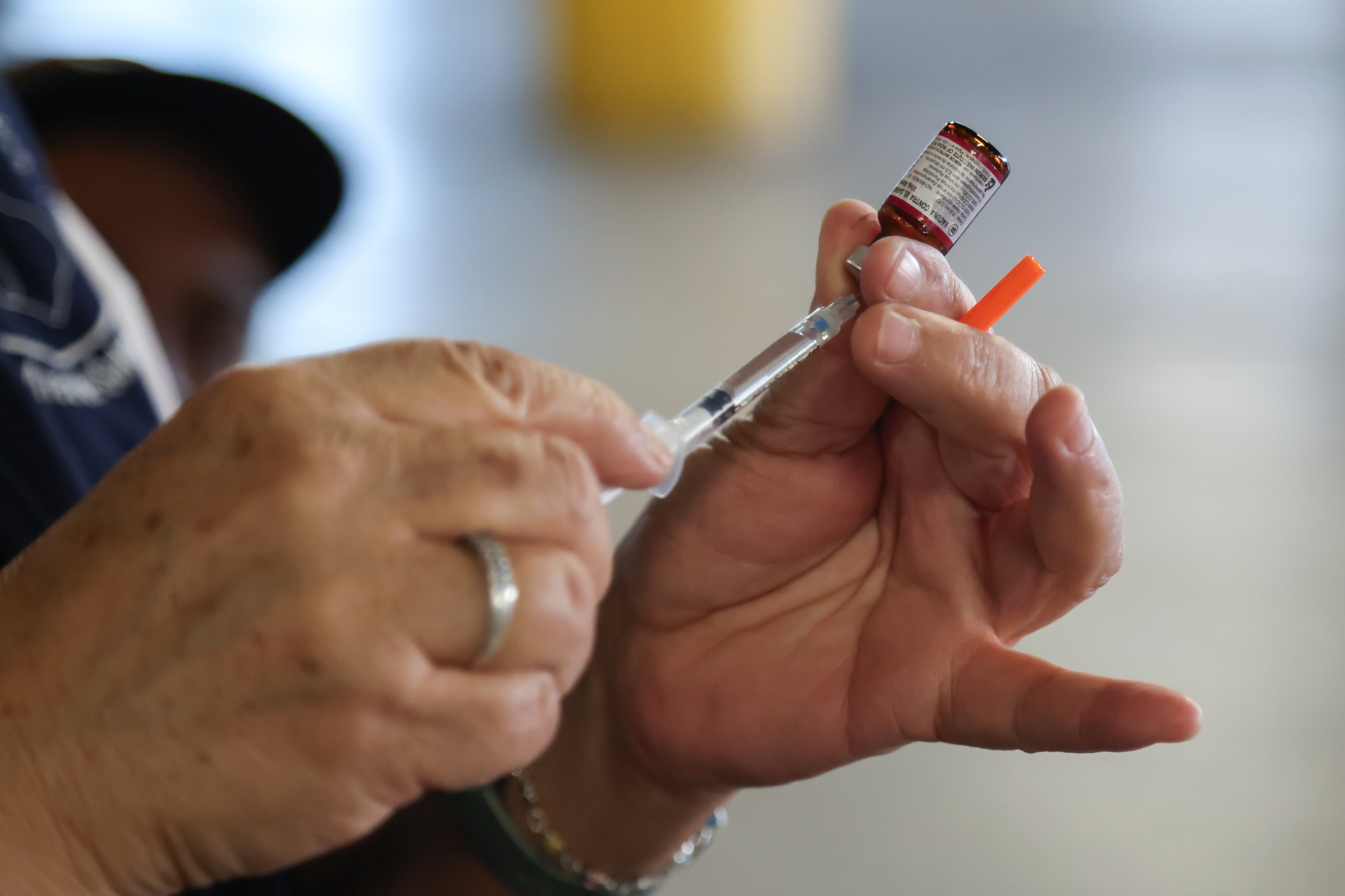 AME4083. CIUDAD DE GUATEMALA (GUATEMALA), 16/04/2026.- Un integrante del Ministerio de Salud de Guatemala prepara una vacuna contra el sarampión durante una jornada de inmunización este jueves, en Ciudad de Guatemala (Guatemala). EFE/ Mariano Macz