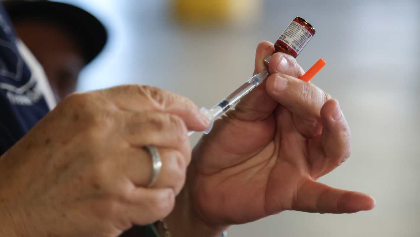 AME4083. CIUDAD DE GUATEMALA (GUATEMALA), 16/04/2026.- Un integrante del Ministerio de Salud de Guatemala prepara una vacuna contra el sarampión durante una jornada de inmunización este jueves, en Ciudad de Guatemala (Guatemala). EFE/ Mariano Macz