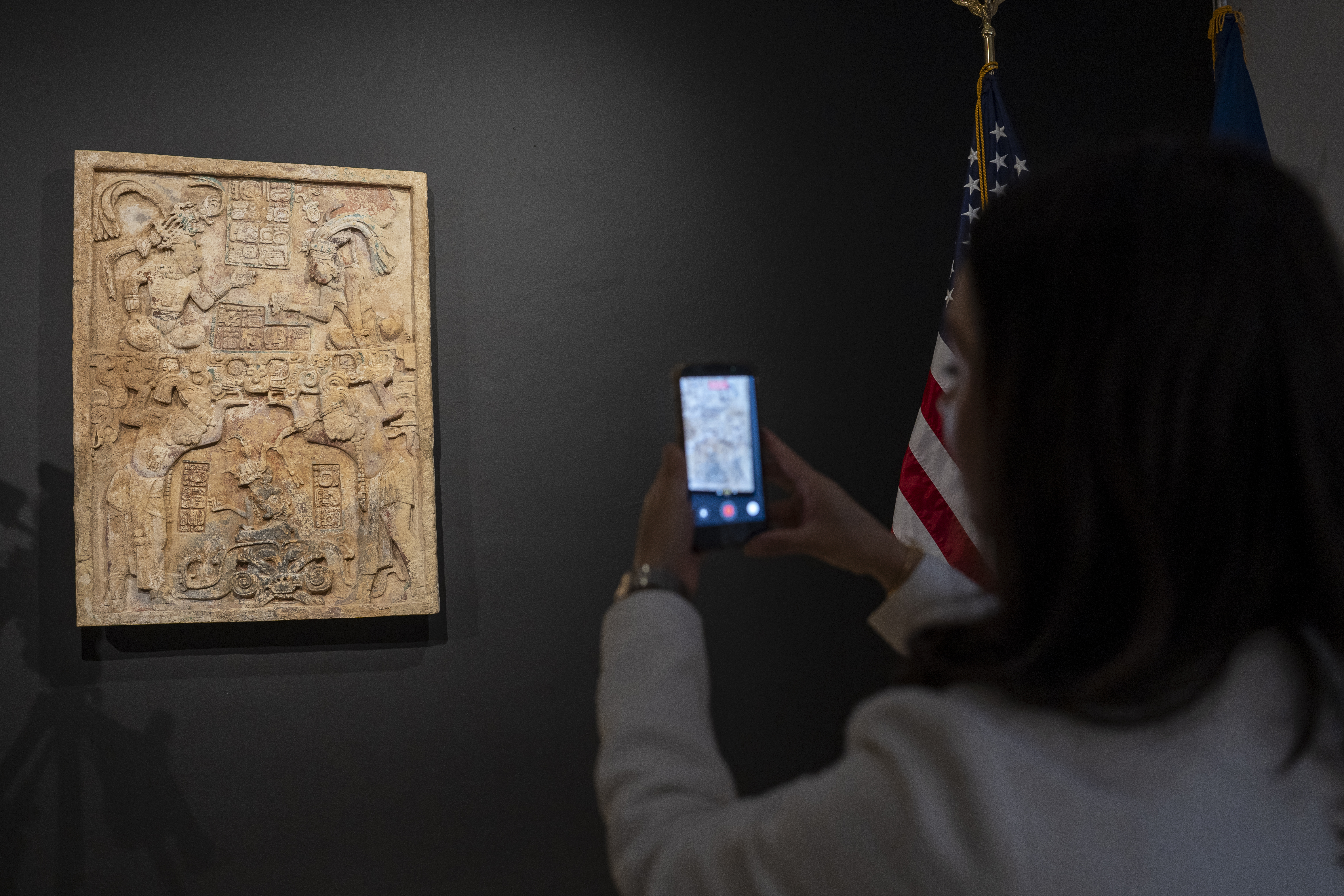 Guatemala impulsa la recuperación del dintel maya del sitio arqueológico El Túnel; expertos afirman que pertenece al país