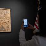 AME4119. NUEVA YORK (ESTADOS UNIDOS), 16/04/2026.- Una persona toma una fotografía de una pieza recuperada del Período Clásico mesoamericano (600900 d.C.) este jueves, en Nueva York (Estados Unidos). El consulado de México en Nueva York presentó, por primera vez, una pieza arqueológica de "valor incalculable" que fue sustraída hace años de México y que, tras su paso por Europa, llegó a Nueva York, donde un empresario la entregó al cónsul Marcos Bucio. EFE/ Angel Colmenares