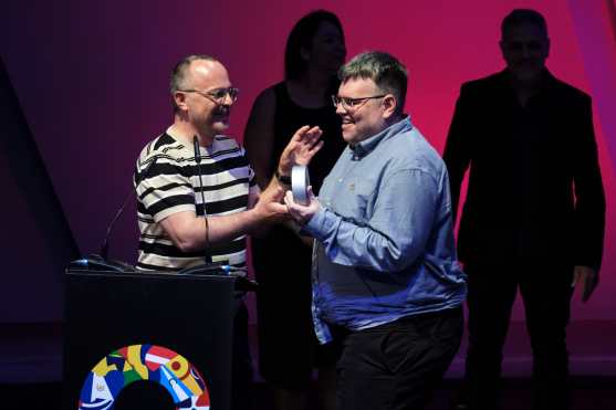 Santa Cruz de Tenerife, 17/04/2026.- El desarrollador de videojuegos Jose Ginés Picón (d) tras recibir el premio a ´Mejor animación de videojuego´ por Stars in the Trash durante la gala de entrega de los ´Premios Quirino de la Animación Iberoamericana´, celebrada este viernes en el Auditorio de Santa Cruz de Tenerife. EFE/Alberto Valdés.