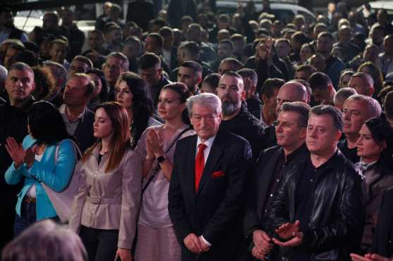 TIRANA (Albania), 17/04/2026.- Opposition politician Sali Berisha (C) attends a protest against the government in Tirana, Albania, 17 April 2026. Protesters are demanding the resignation of Albanian Prime Minister Edi Rama, accusing him of undermining the rule of law and democracy. (Protestas) EFE/EPA/MALTON DIBRA