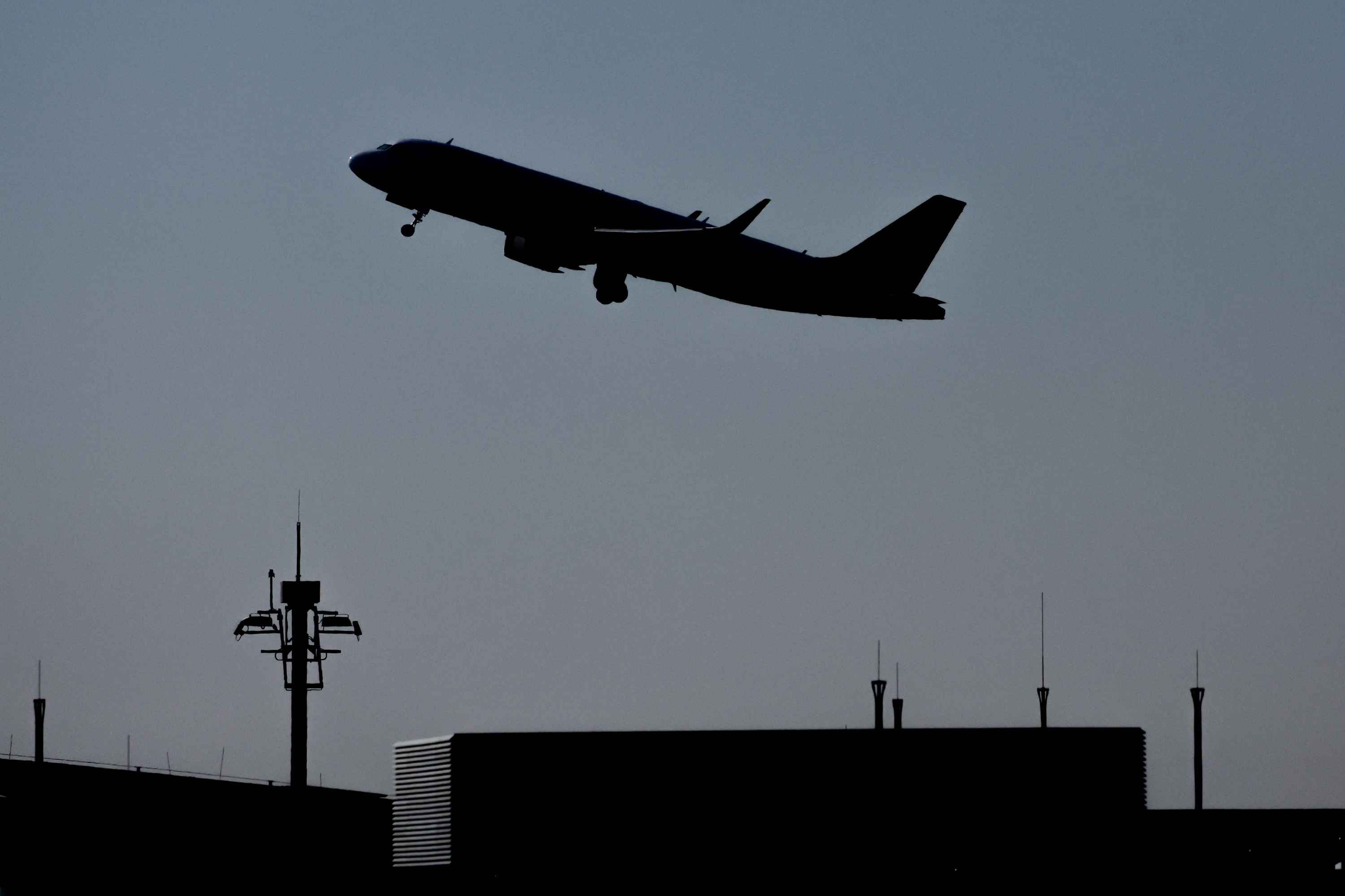Denver peatón seguridad Sean Duffy aeropuerto avión atropellado