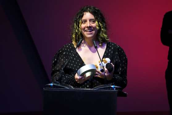 Santa Cruz de Tenerife, 17/04/2026.- La animadora portuguesa Ana Marta Mendes recoge este viernes el premio a ´Mejor videoclip´ por la animación de Paulinha, durante la gala de entrega de los ´Premios Quirino de la Animación Iberoamericana´, celebrada este viernes en el Auditorio de Santa Cruz de Tenerife. EFE/Alberto Valdés