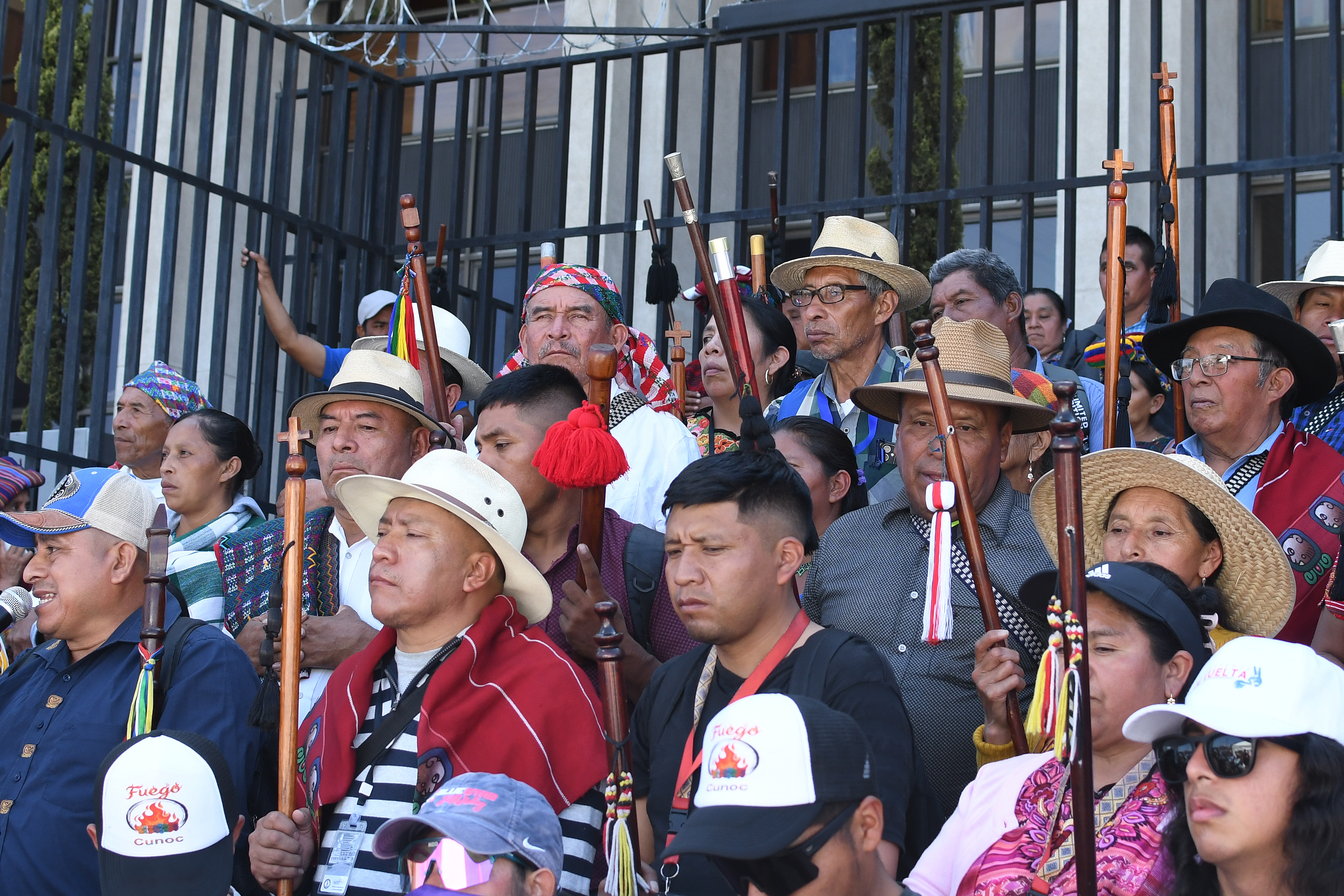 Personas se manifiestan este viernes, frente a la Corte Suprema de Justicia para exigir a la Comisión de Postulación del Ministerio Público que excluya a la actual fiscal general, María Consuelo Porras Argueta, de la lista de aspirantes a la jefatura del Ministerio Público. (Foto Prensa Libre: EFE/ Alex Cruz). 