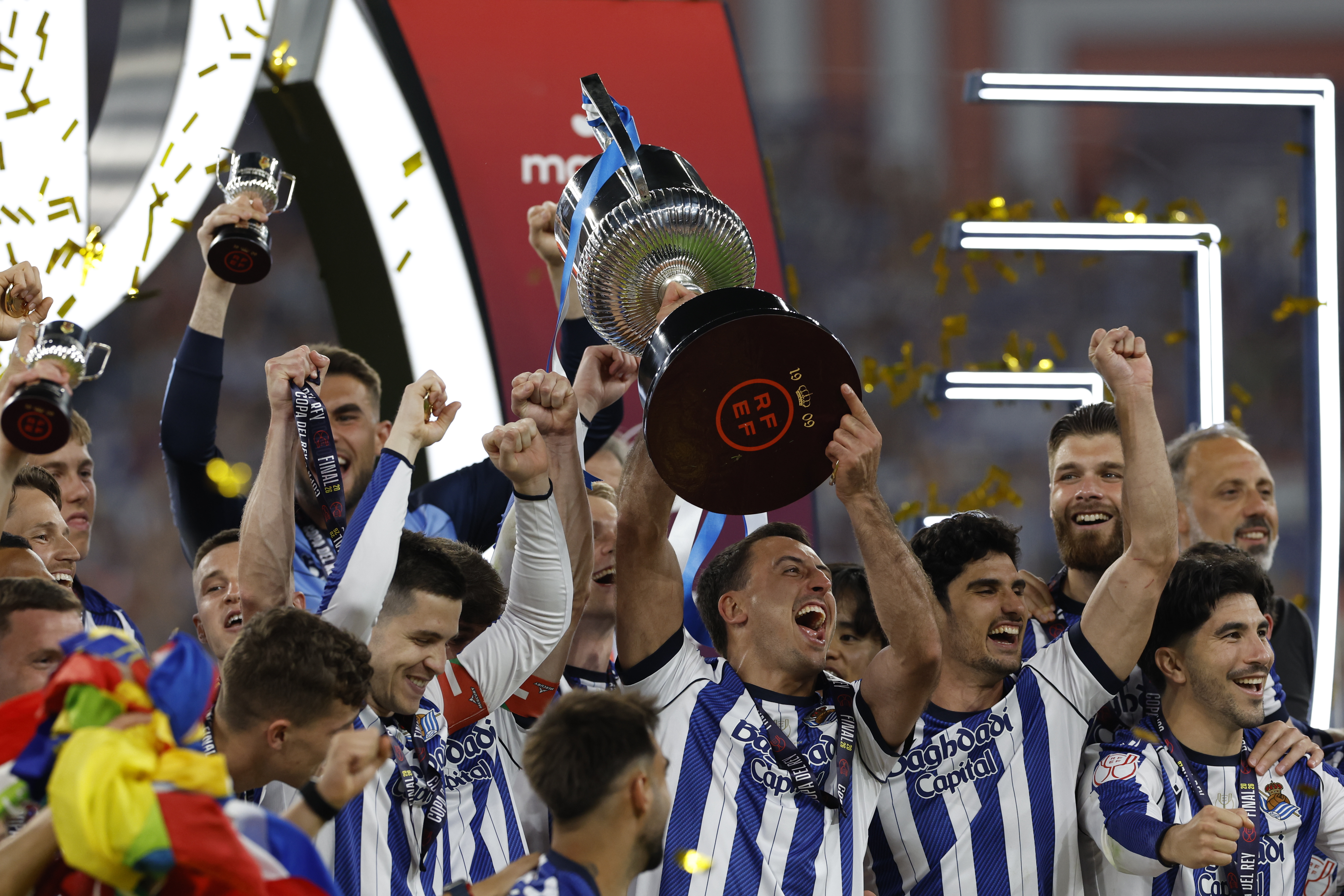 SEVILLA, 17/04/2026.- Los jugadores de la Real Sociedad celebran su victoria en la final de la Copa del Rey que han disputado este sábado frente al Atlético de Madrid en el estadio de La Cartuja, en Sevilla. EFE/Julio Muñoz.