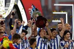SEVILLA, 17/04/2026.- Los jugadores de la Real Sociedad celebran su victoria en la final de la Copa del Rey que han disputado este sábado frente al Atlético de Madrid en el estadio de La Cartuja, en Sevilla. EFE/Julio Muñoz.