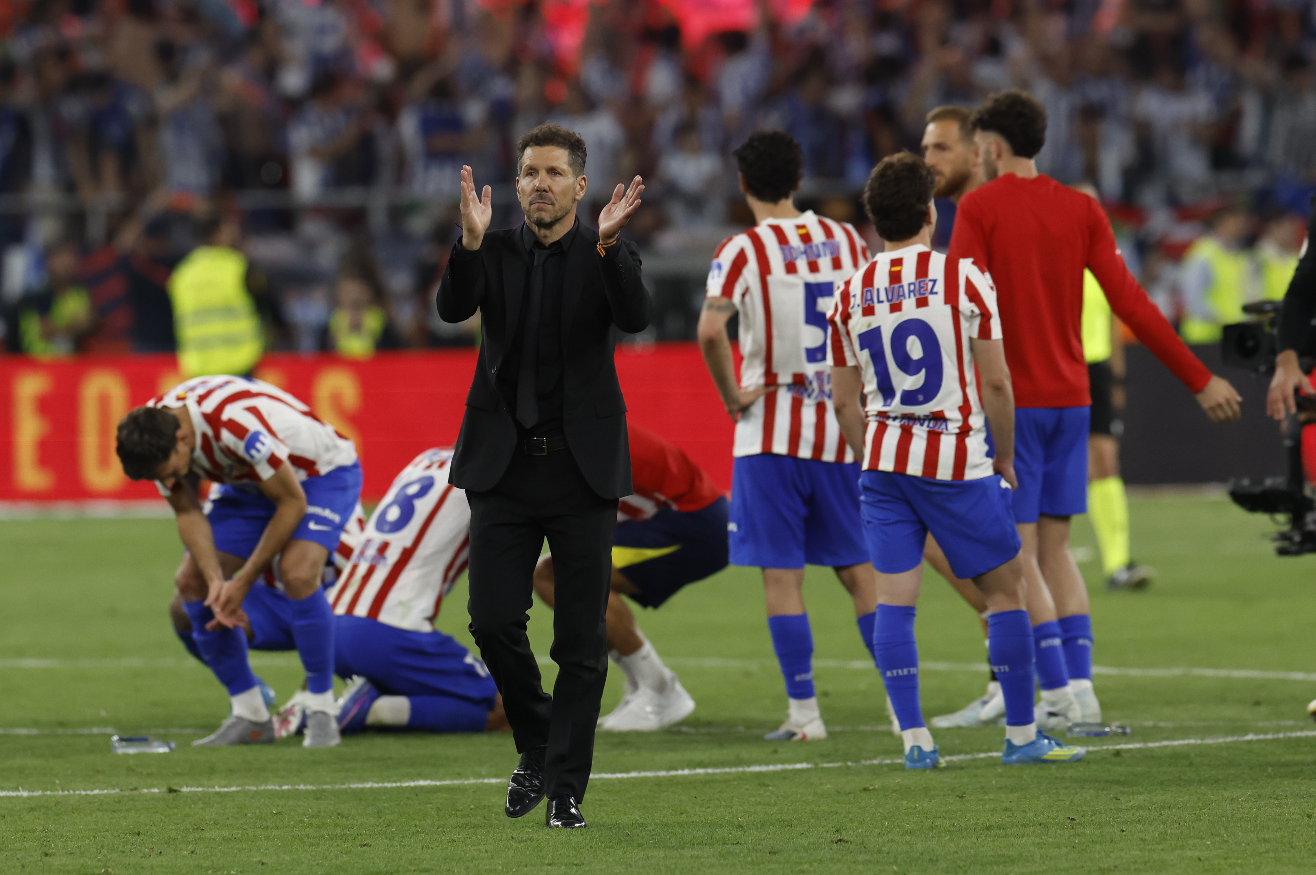 SEVILLA, 17/04/2026.- El técnico argentino del Atlético de Madrid, Diego Pablo Simeone, aplaude a sus aficionados tras caer derrotados en la final de la Copa del Rey que han disputado este sábado frente a la Real Sociedad en el estadio de La Cartuja, en Sevilla. EFE/Julio Muñoz.