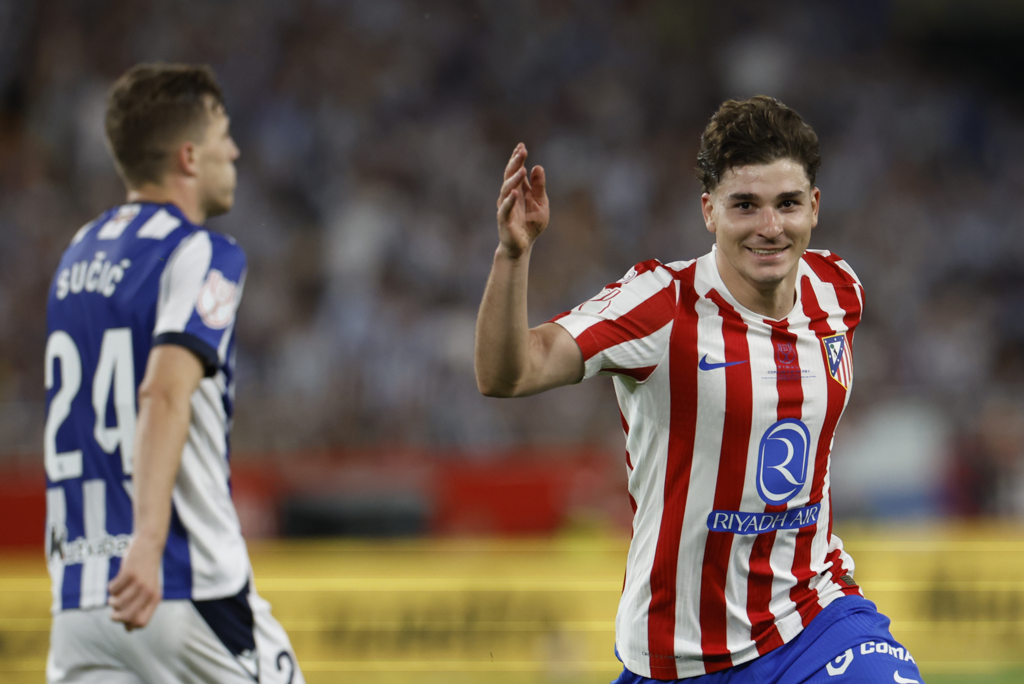 SEVILLA, 17/04/2026.- El delantero del Atlético de Madrid, Julián Álvarez, celebra el segundo gol del equipo rojiblanco durante la final de la Copa del Rey que enfrenta a Atlético de Madrid y Real Sociedad este sábado en el estadio de La Cartuja, en Sevilla. EFE/Julio Muñoz.