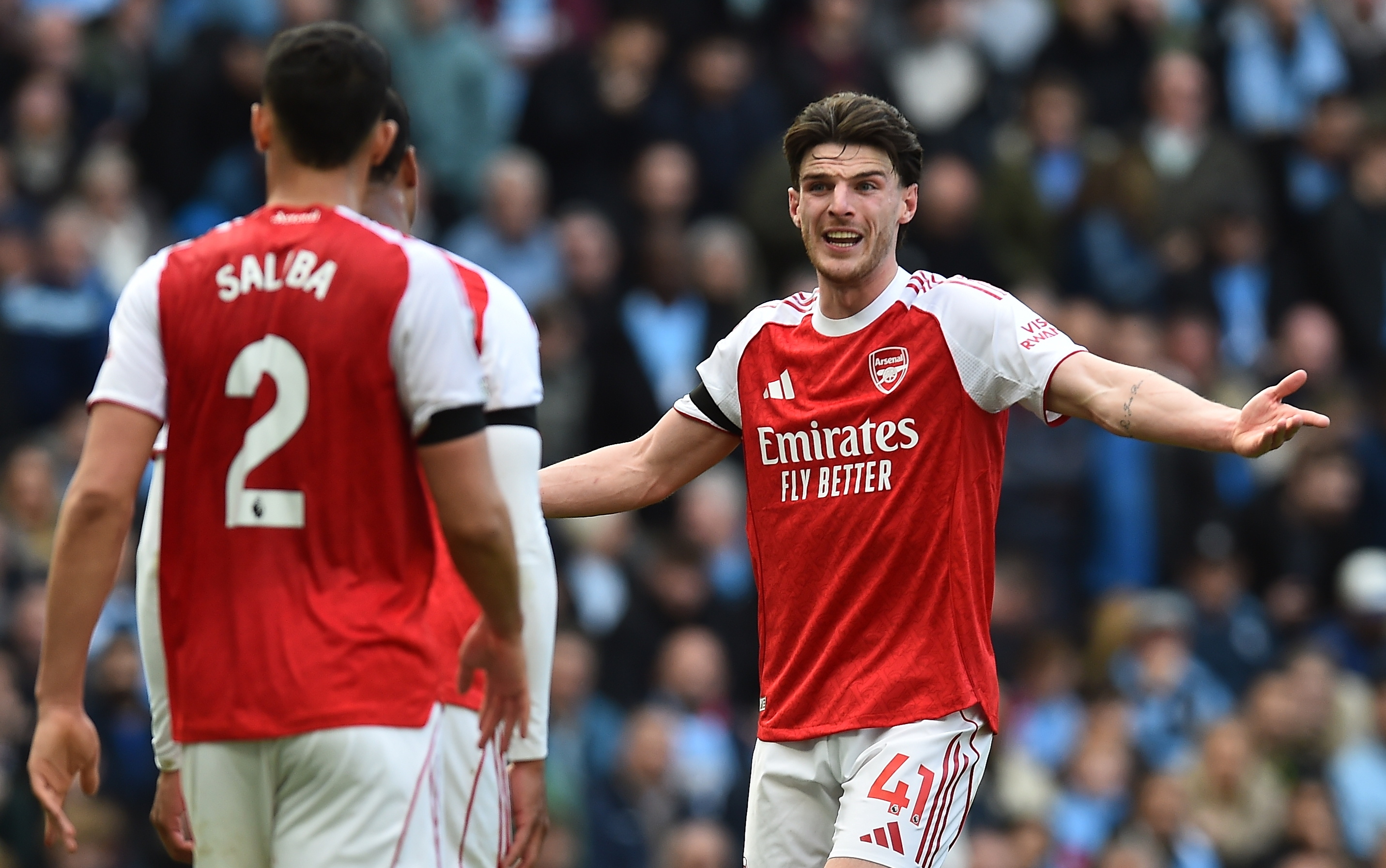 MANCHESTER (United Kingdom), 19/04/2026.- Arsenal's Declan Rice gestures during the English Premier League match Manchester City against Arsenal FC, in Manchester, Britain, 19 April 2026. (Reino Unido) EFE/EPA/PETER POWELL EDITORIAL USE ONLY. No use with unauthorized audio, video, data, fixture lists, club/league logos, 'live' services or NFTs. Online in-match use limited to 120 images, no video emulation. No use in betting, games or single club/league/player publications.