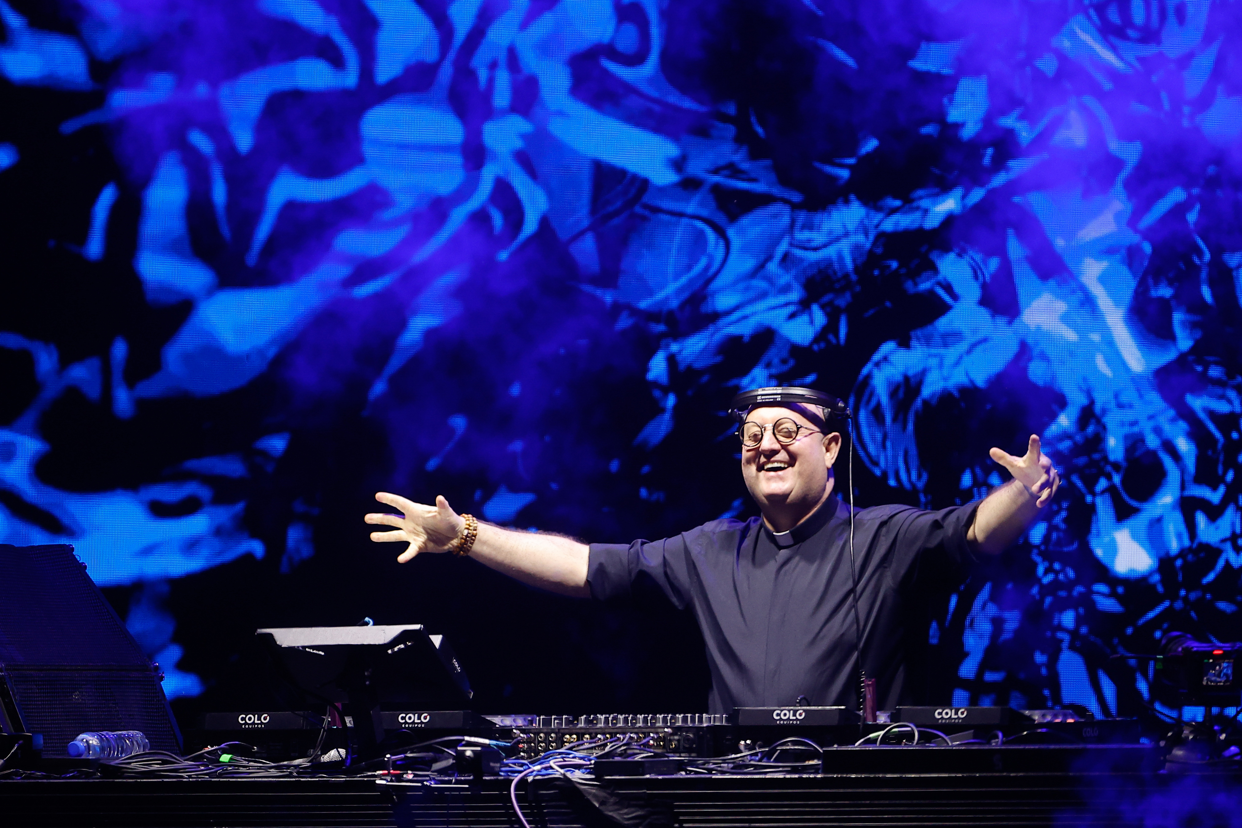 Padre DJ Guilherme Peixoto honra al papa Francisco a un año de su muerte