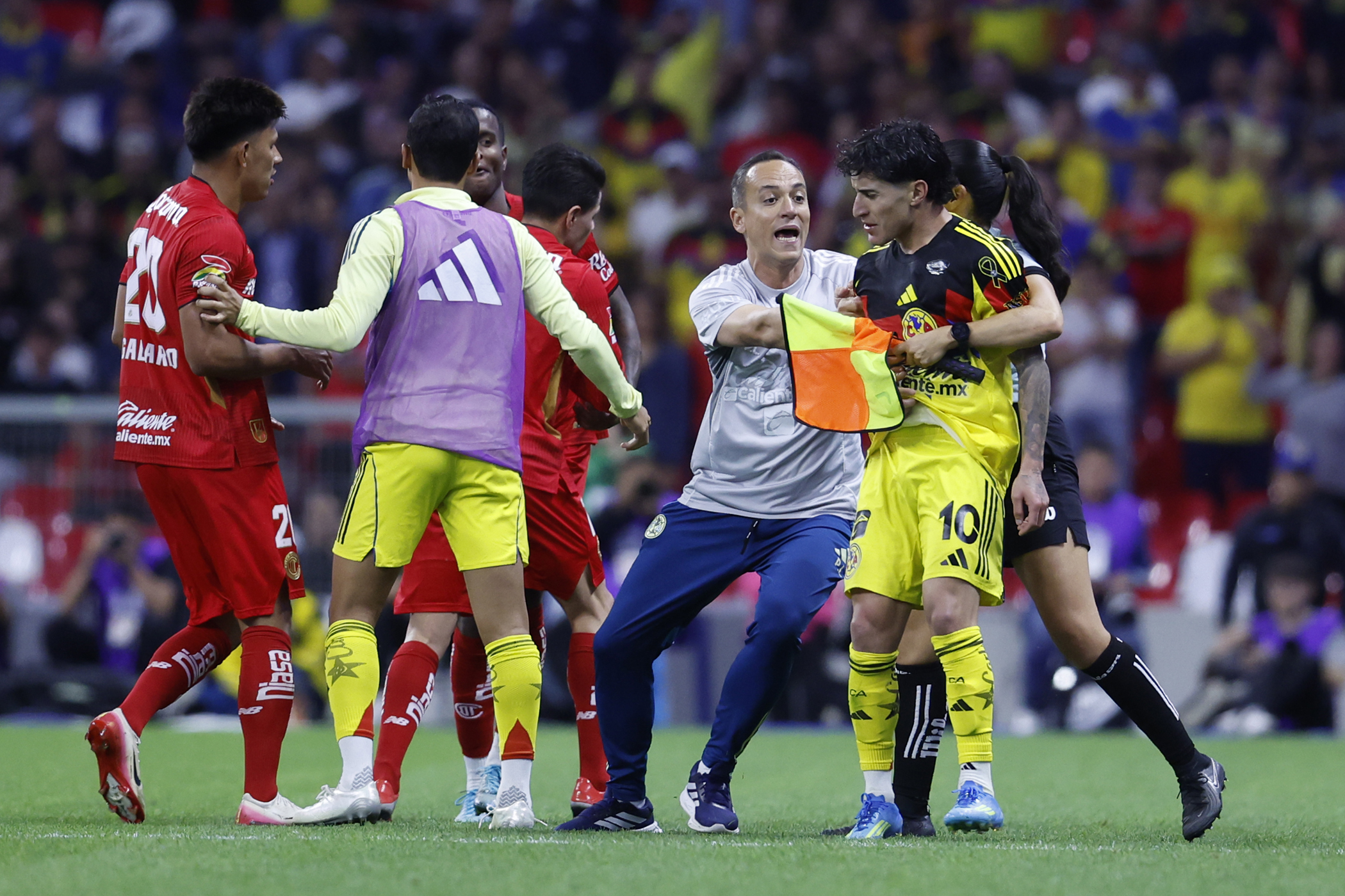 MEX241. CIUDAD DE MÉXICO (MÉXICO), 19/04/2026.- Alejandro Zendejas (d) de América reacciona este sábado, durante un partido por la jornada 15 del torneo Clausura 2026 de la Liga MX en el estadio Banorte en la Ciudad de México (México). EFE/ Sáshenka Gutiérrez