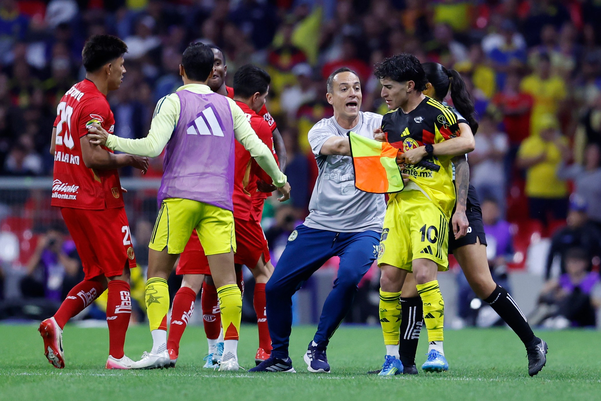 América vs. Toluca: expulsión de Helinho desata caos y pelea en el ...