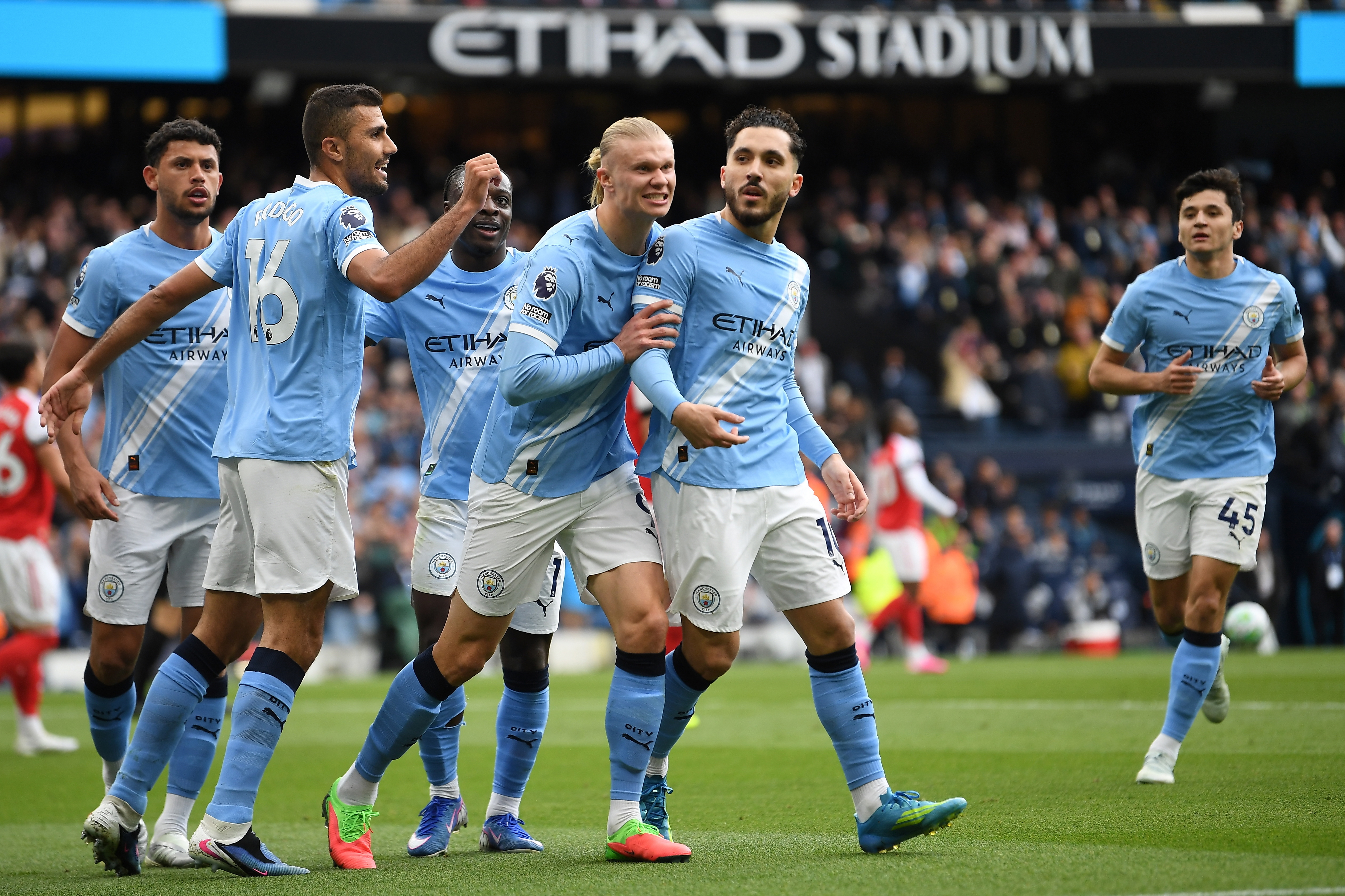 MANCHESTER (United Kingdom), 19/04/2026.- Manchester City's Rayan Cherki (C-R) celebrates with teammates after scoring the 1-0 goal during the English Premier League match Manchester City against Arsenal FC, in Manchester, Britain, 19 April 2026. (Reino Unido) EFE/EPA/PETER POWELL EDITORIAL USE ONLY. No use with unauthorized audio, video, data, fixture lists, club/league logos, 'live' services or NFTs. Online in-match use limited to 120 images, no video emulation. No use in betting, games or single club/league/player publications.