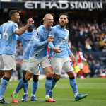 MANCHESTER (United Kingdom), 19/04/2026.- Manchester City's Rayan Cherki (C-R) celebrates with teammates after scoring the 1-0 goal during the English Premier League match Manchester City against Arsenal FC, in Manchester, Britain, 19 April 2026. (Reino Unido) EFE/EPA/PETER POWELL EDITORIAL USE ONLY. No use with unauthorized audio, video, data, fixture lists, club/league logos, 'live' services or NFTs. Online in-match use limited to 120 images, no video emulation. No use in betting, games or single club/league/player publications.