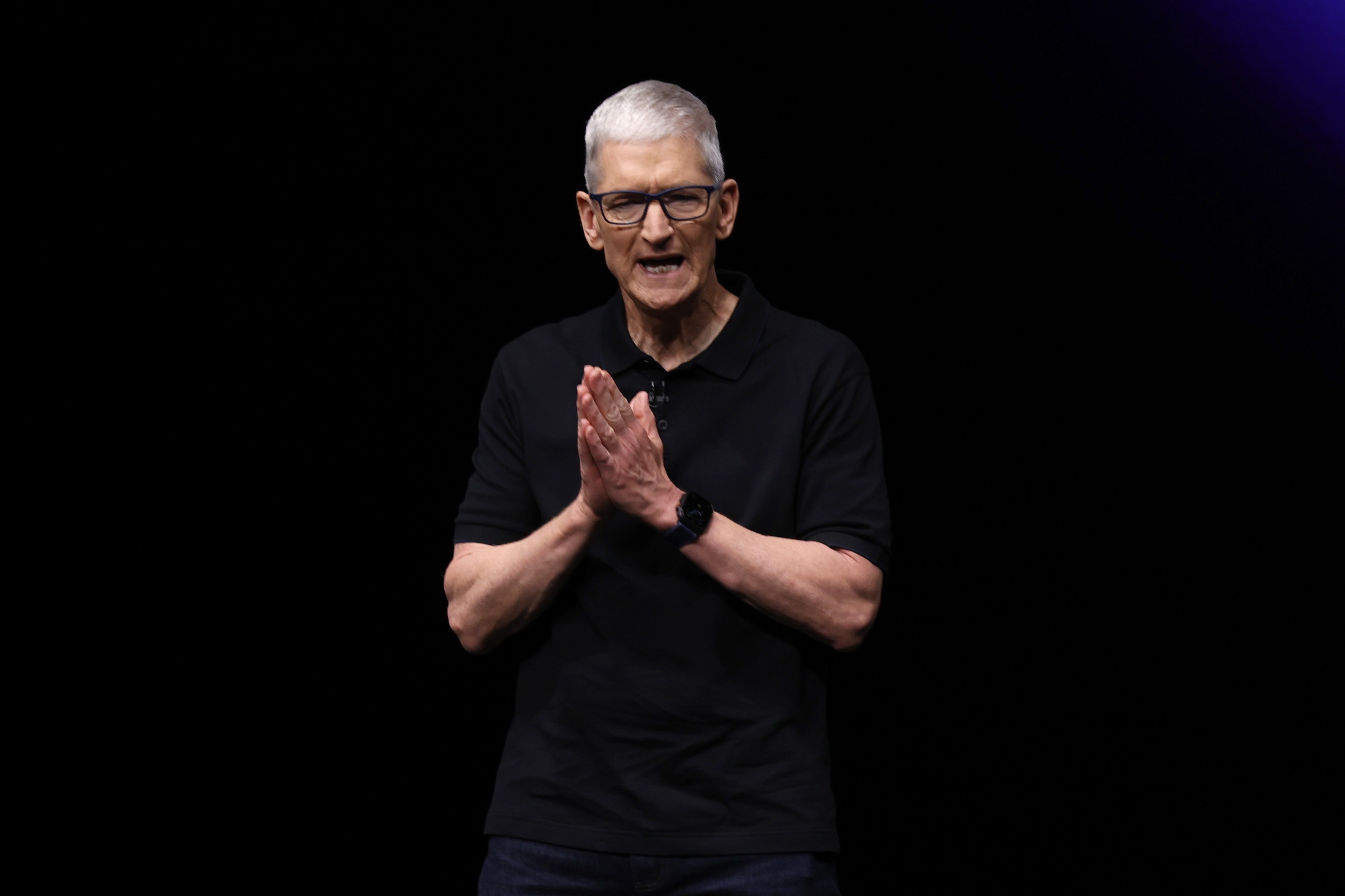 Apple anunció el 20 de abril de 2026 que Tim Cook pasará a ocupar el cargo de presidente ejecutivo del consejo de administración, mientras que John Ternus, actualmente vicepresidente sénior de Ingeniería de Hardware, se convertirá en el próximo director ejecutivo de Apple. (Foto Prensa Libre: EFE/EPA/JOHN G. MABANGLO)