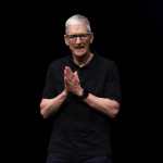 Apple anunció el 20 de abril de 2026 que Tim Cook pasará a ocupar el cargo de presidente ejecutivo del consejo de administración, mientras que John Ternus, actualmente vicepresidente sénior de Ingeniería de Hardware, se convertirá en el próximo director ejecutivo de Apple. (Foto Prensa Libre: EFE/EPA/JOHN G. MABANGLO)