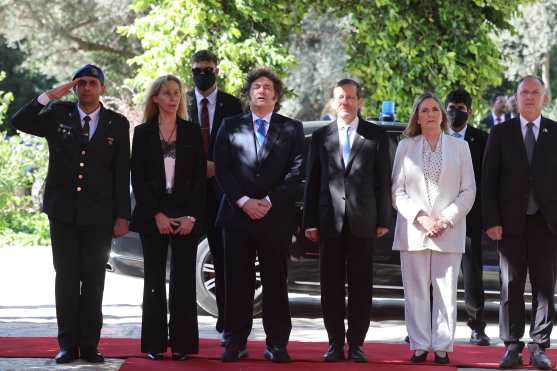 Jerusalem (-), 20/04/2026.- (2-L to R) Argentina's General Secretary of the Presidency Karina Milei, Argentine President Javier Milei, Israeli President Isaac Herzog and his wife Michal Herzog attend a meeting at the presidential residence in Jerusalem, 20 April 2026. (Jerusalén) EFE/EPA/ABIR SULTAN