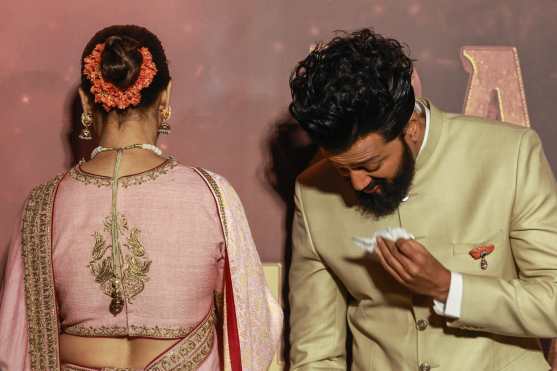 MUMBAI (India), 20/04/2026.- Indian actors Riteish Deshmukh (R) and his wife Genelia (L) get emotional while speaking to the media during the trailer launch of his upcoming movie 'Raja Shivaji', in Mumbai, India, 20 April 2026. The movie is scheduled to be released on 01 May 2026, based on the life of Shivaji Maharaj (King), the founder of the Maratha Empire, co-written and directed by Riteish Deshmukh. (Cine) EFE/EPA/DIVYAKANT SOLANKI