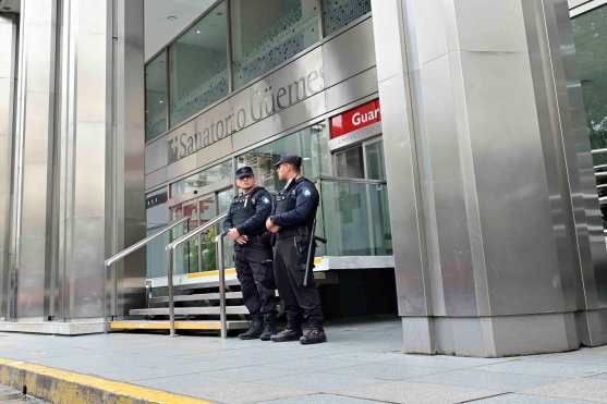 AME5187. BUENOS AIRES (ARGENTINA), 20/04/2026.- Fotografía que muestra la entrada del Sanatorio Güemes, donde falleció el actor argentino Luis Brandoni, este lunes, en Buenos Aires (Argentina). Brandoni, fallecido a los 86 años, siguió trabajando hasta el último momento y deja una trayectoria de más de sesenta años, con éxitos como 'La tregua', un título clave en la historia de la cinematografía argentina, o 'La Patagonia rebelde'. EFE/ Matías Martin Campaya