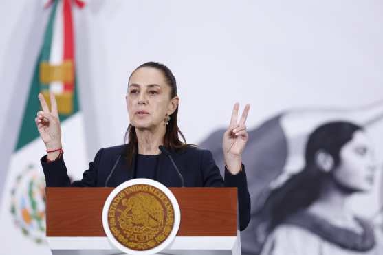 MEX415. CIUDAD DE MÉXICO (MÉXICO), 20/04/2026.- La presidenta de México, Claudia Sheinbaum, habla durante una rueda de prensa este lunes en el Palacio Nacional de la Ciudad de México (México). Sheinbaum destacó su coincidencia con el mensaje del presidente del Gobierno español, Pedro Sánchez, contra la extrema derecha, que lanzó en la cumbre progresista celebrada en Barcelona y en la que ambos sostuvieron su primera reunión bilateral cara a cara. EFE/Sáshenka Gutiérrez
