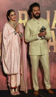 MUMBAI (India), 20/04/2026.- Indian actors Riteish Deshmukh (R) and his wife Genelia (L) get emotional while speaking to the media during the trailer launch of his upcoming movie 'Raja Shivaji', in Mumbai, India, 20 April 2026. The movie is scheduled to be released on 01 May 2026, based on the life of Shivaji Maharaj (King), the founder of the Maratha Empire, co-written and directed by Riteish Deshmukh. (Cine) EFE/EPA/DIVYAKANT SOLANKI